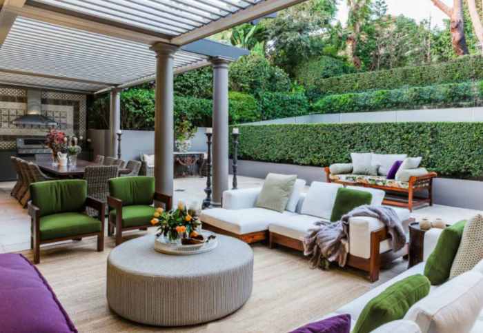 How to decorate an outdoor room